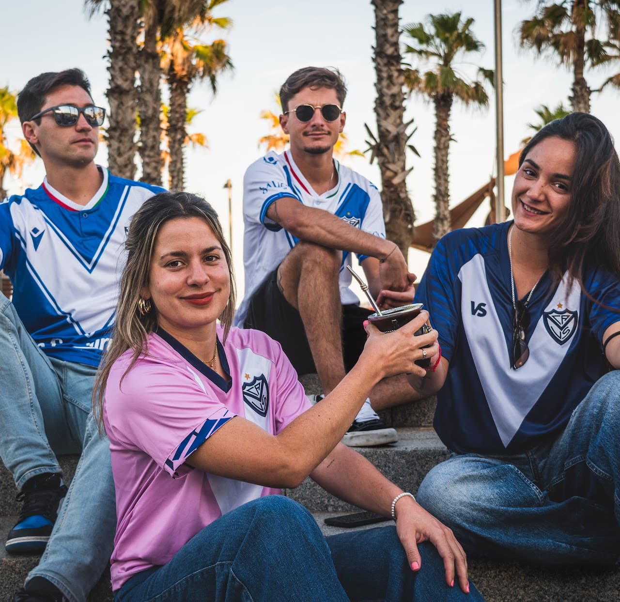 Socios con mate y camisetas de Vélez