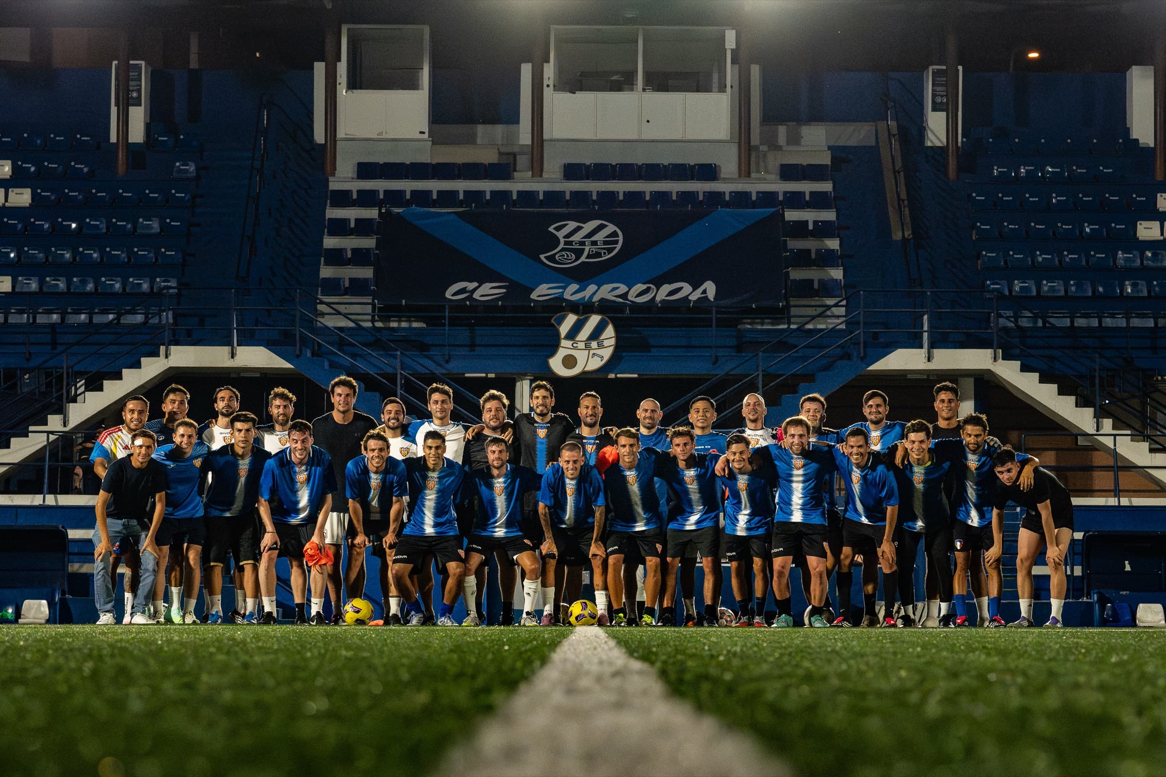 Plantel de la Peña Velezana Barcelona en el estadio del CE Europa