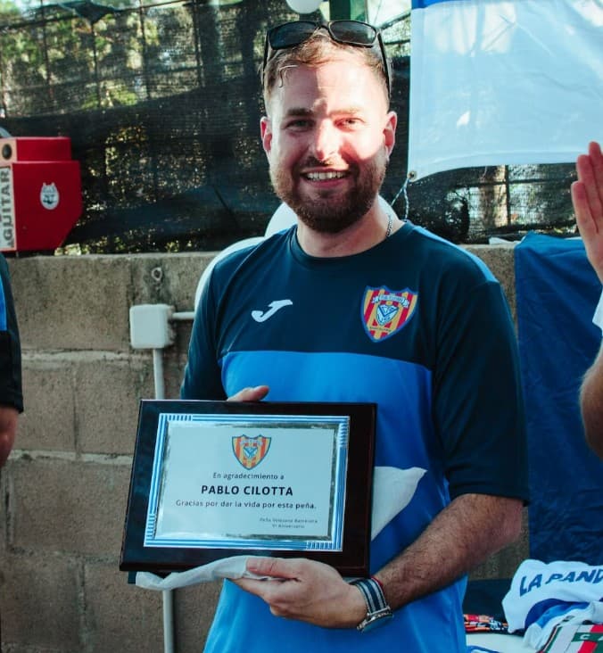 Pablo Cilotta recibiendo una placa de agradecimiento de la peña